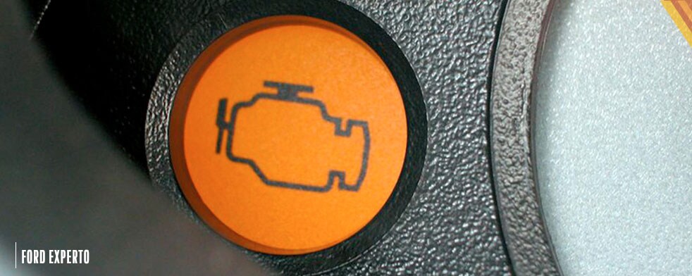 El testigo check engine puede encenderse por varias causas, en motor o escape. Descúbrelo