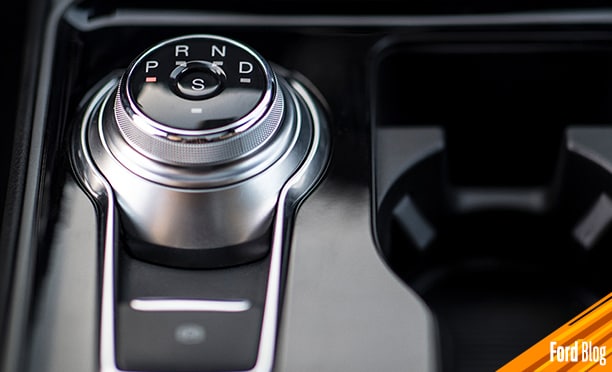 Conoce por qué no se recomienda cambiar a parking estando en movimiento