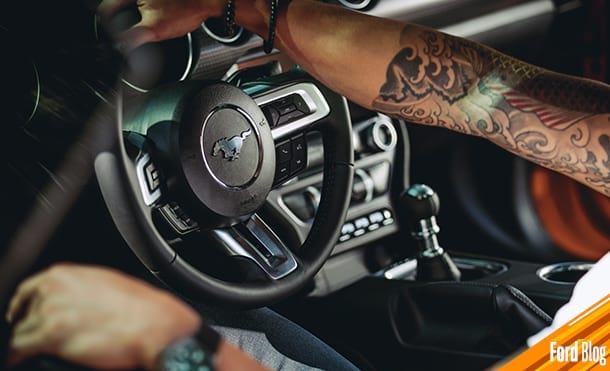 Conducir un auto en mala posición podría ser peligroso, se recomienda ajustar asiento