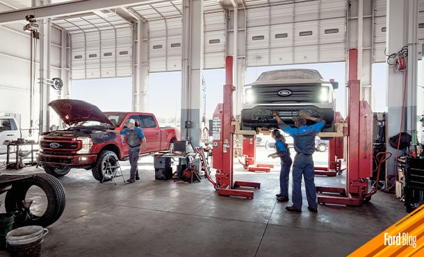 Durante una Cita de Servicio de un Vehículo Ford, un scanner lee códigos de la Computadora