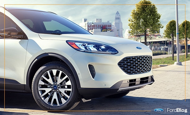 Ford Escape Híbrida 2020 con unos rines de aluminio maquinado de 19 pulgadas