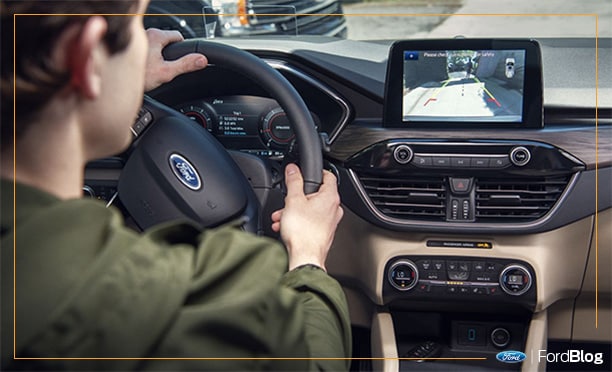 Ford Escape Híbrida 2020 equipada con una cámara de reversa y sensores