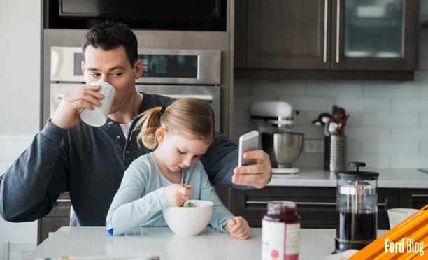 Consejos para evitar sueño al manejar, cuida tu alimentación. Evita comida pesada