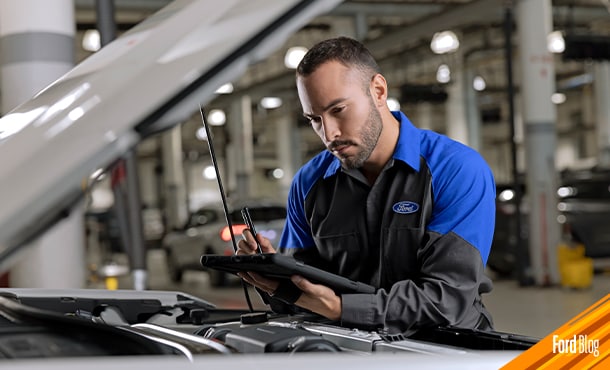 El Exceso de Aceite en un Auto puede ocasionar diversos Inconvenientes en tu Vehículo Ford