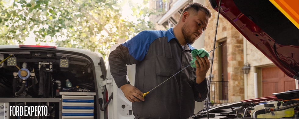 Conoce lo que le puede pasar a tu Vehículo Ford si pones Aceite de más