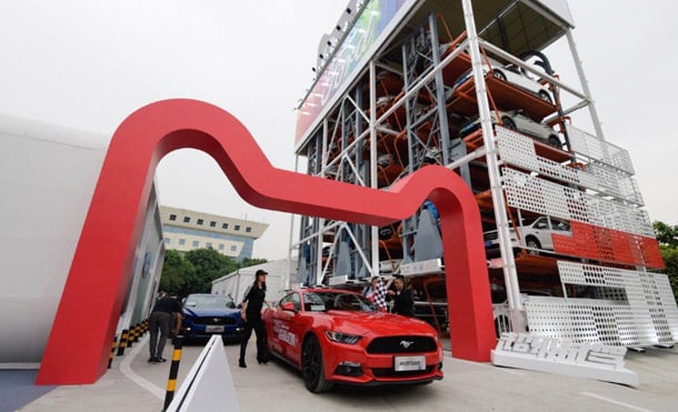 Mustang rojo saliendo de la máquina expendedora de autos Ford