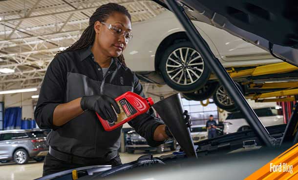 Verifica el aceite del motor con la varilla de medición de tu auto o camioneta Ford