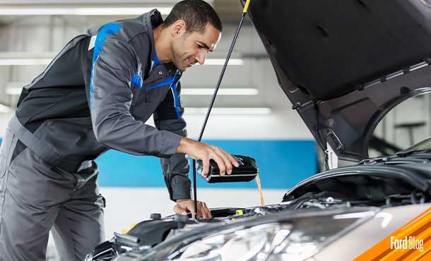 Revisa el nivel de líquido de frenos del vehículo Ford en el depósito para viajar seguro