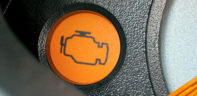 El testigo 'check engine' puede encenderse por varias causas, en motor o escape. Descúbrelo