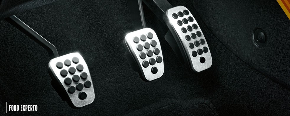 Presionar el clutch al frenar es común, sin embargo no es aconsejable. Conoce las razones