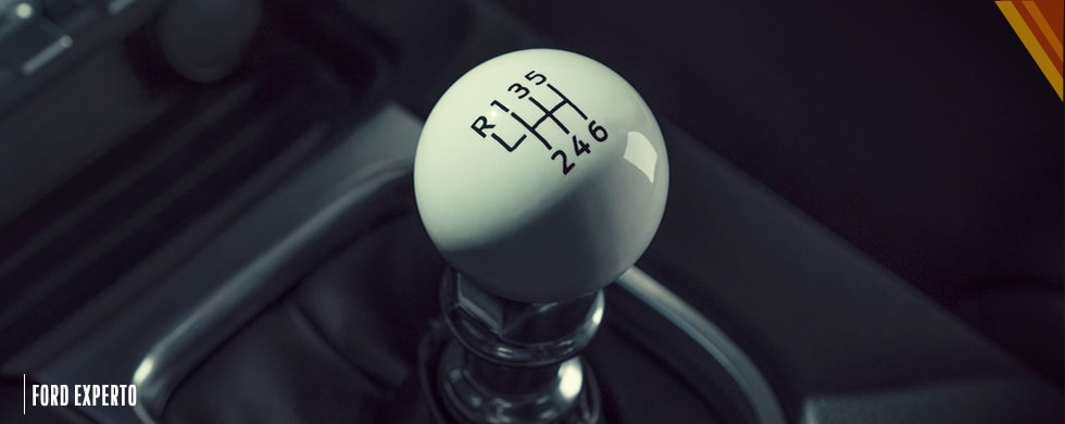 Descubre qué sucede si pones la palanca de cambios en Reversa estando en movimiento