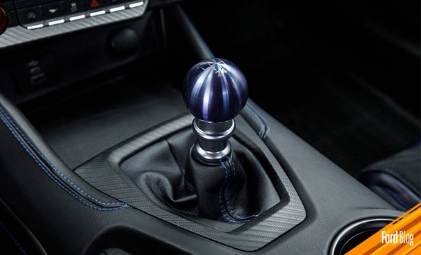 Saltar marchas de forma descendente provoca desgaste en los componentes de tu Vehículo Ford