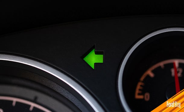 Conoce el Significado de la Luz Direccional Izquierda de tu Vehículo Ford y su uso en Carretera