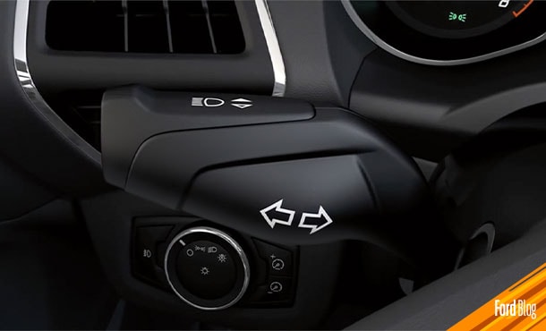 Qué significan las Luces Direccionales de tu Vehículo Ford, utilízalas en Carretera para Rebasar