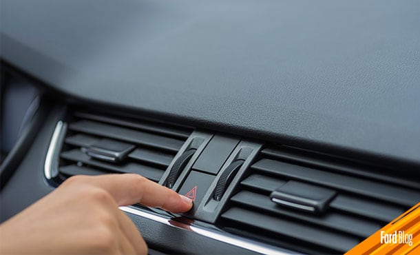 Conoce el Significado de las Luces Intermitentes de tu Vehículo Ford y su uso en Carretera