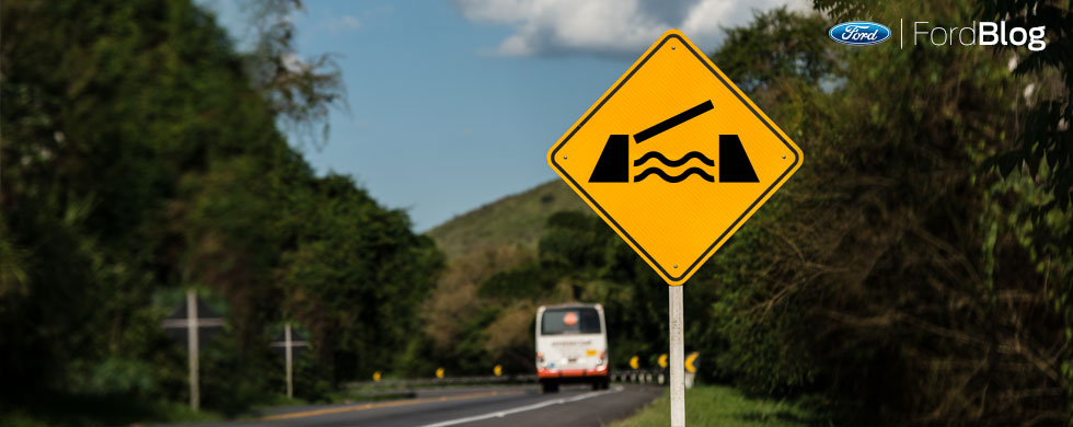 Señal preventiva en la carretera antes de un puente levadizo