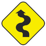 Señalamiento preventivo en la carretera antes de entrar a un Camino Sinuoso