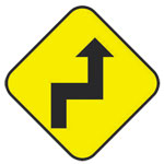 Señal preventiva en la carretera antes de una curva cerrada seguida de otra