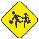 Señalamiento preventivo en la carretera antes de Zona Escolar