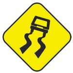 Señal preventiva en la carretera antes de Superficie Derrapante