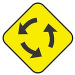 Señalamiento preventivo en la carretera antes de una Glorieta