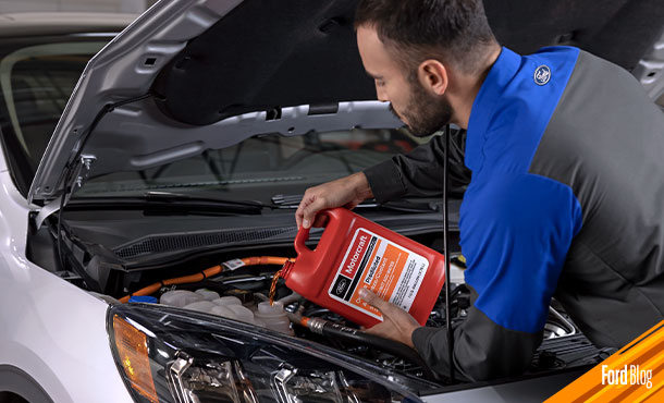Mantener los fluidos de tu Auto Ford en niveles correctos conservará el motor en buen estado