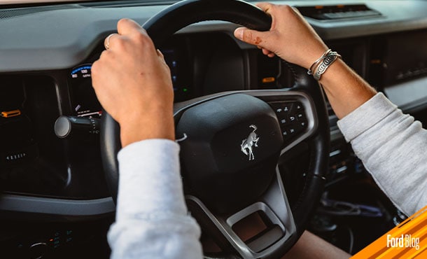 Tecnología de Diagnóstico Ford con luces de advertencia en tablero con colores