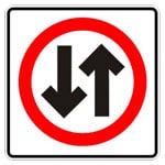 Señalamiento restrictivo en la carretera inicia doble circulación