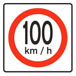 Señal restrictiva en la carretera límite de velocidad