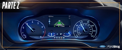 Tablero y volante de vehículo Ford con íconos indicadores encendidos