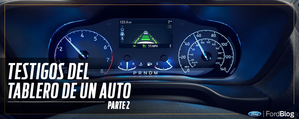 El volante de un vehículo Ford con todas las luces indicadoras encendidas