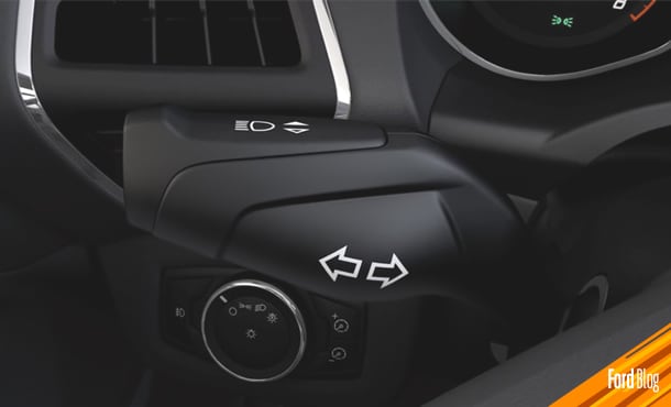 Utiliza las direccionales correctamente de tu Auto o SUV Ford al conducir en Autopista