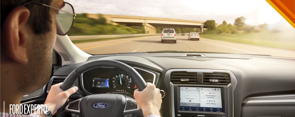 Sigue las recomendaciones para una Conducción Segura en Carretera con tu Auto Ford