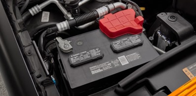 Pasos e instrucciones para arrancar tu auto sin batería en segunda