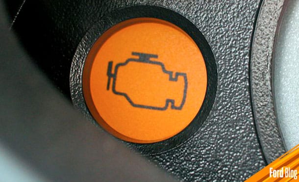 El testigo check engine puede encenderse por varias causas, en motor o escape. Descúbrelo