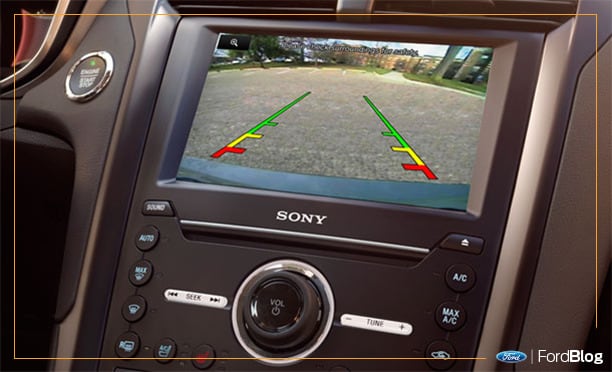Ford Fusion Híbrido equipado con tecnologías de seguridad como cámara de reversa