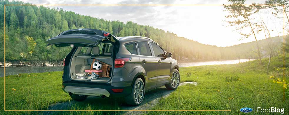 Camioneta SUV Ford Explorer 2019 negra cajuela abierta exterior día