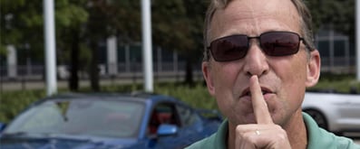 Ingeniero con Mustang y señal de silencio