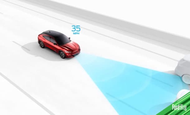Ford Mustang Mach E equipada con Control de Crucero Adaptativo Inteligente y Tecnología Stop and Go