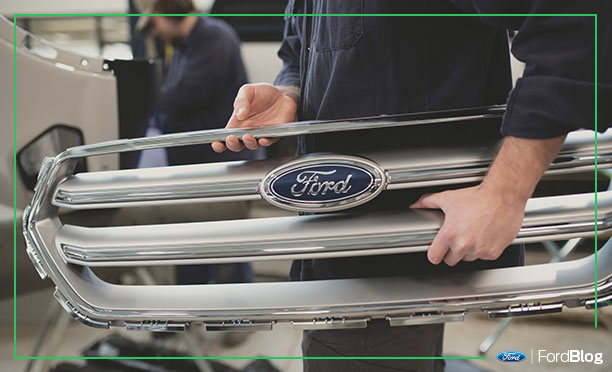 Parrilla de una Camioneta SUV Ford en un Distribuidor Autorizado