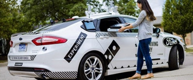 Auto autónomo de Ford entregando Pizza