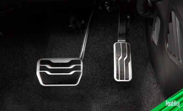 Mediante el Frenado Regenerativo, un Vehículo Ford Híbrido convierte el Movimiento en Energía