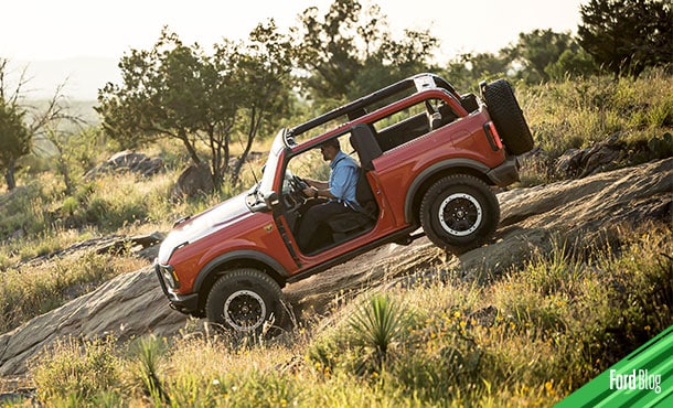 Ford Bronco camioneta SUV 4x4 2 puertas con capacidad para 4 pasajeros y Asientos Calefactables