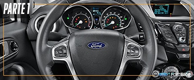 Tablero y volante de vehículo Ford con íconos indicadores encendidos