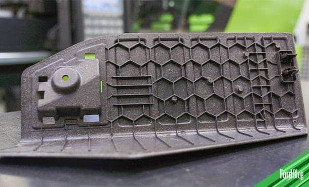 Investigadores de Ford crearon dos piezas prototipo hechas de fibras de olivar y plástico reciclado