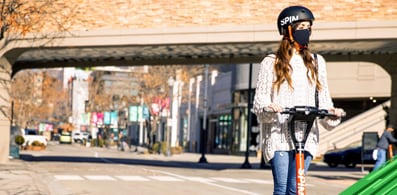 El Scooter eléctrico Spin S-200 está equipado con gran tecnología para un viaje estable