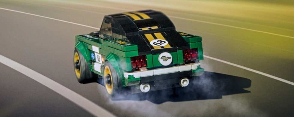 Ford Mustang Fastback 1968 de Lego corriendo