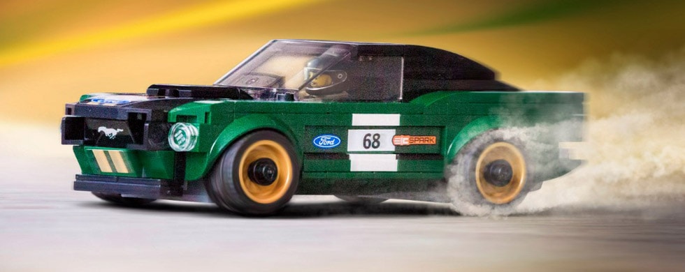 Piloto miniatura en Ford Mustang Fastback 1968 de Lego sacando humo