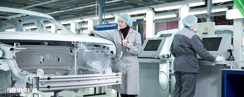 Mustang Mach-E ensamblado totalmente por mujeres fue intervenido por artista mexicana