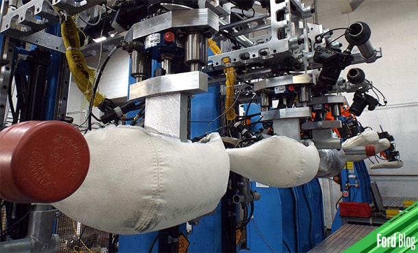 Ford Mustang Mach-E fue puesto a difíciles pruebas de agua, grava y golpes a la pantalla